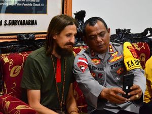 Supporting image for story: Separatist rebels release New Zealand pilot after 19 months captive in Papua