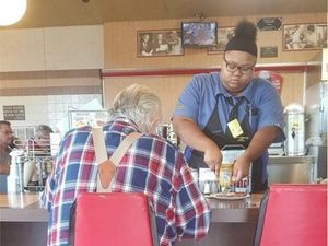 Supporting image for story: Teen whose act of kindness for elderly man went viral awarded $16,000 scholarship