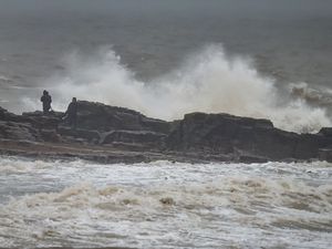 Supporting image for story: Windy night could cause travel disruption, forecasters warn