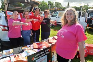 Debbie Murdoch with Flip Warner, Paula Fowler, Tracy Haynes, and Sharon Jones supporting the Slimming World runners.
