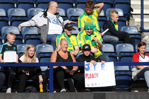 A young fan with a sign asking for Rodriguez's shirt. (AMA)