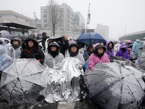 Supporting image for story: South Korean protesters brave cold to demand Yoon arrest as deadline looms