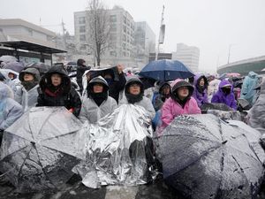 Supporting image for story: South Korean protesters brave cold to demand Yoon arrest as deadline looms