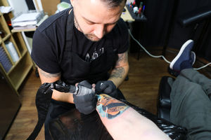 Wayne Bowen getting his tattoo of Zac