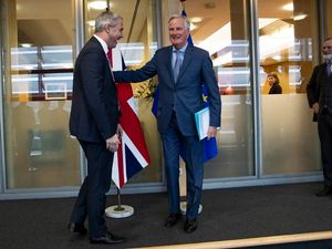 Supporting image for story: Barnier hails ‘constructive meeting’ with Brexit Secretary in Brussels