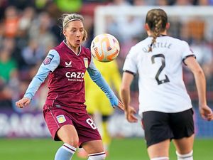 Supporting image for story: Aston Villa beaten by Manchester United extra time winner