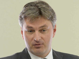 Supporting image for story: Any new franchise on Wales and Borders rail line must tackle overcrowding, says Daniel Kawczynski MP