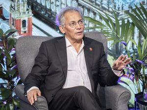 Supporting image for story: Head of culture select committee advises against replacing BBC chairman