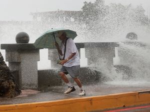 Supporting image for story: Thousands evacuated in Taiwan as typhoon brings heavy rain