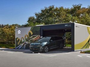 Supporting image for story: Geely and Nio enter partnership for battery-swapping technology