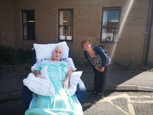 Supporting image for story: WATCH: Shifnal coronavirus survivor back home after 102 days in hospital 