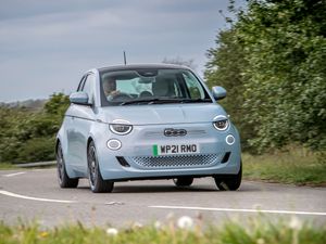 Supporting image for story: UK Drive: The electric Fiat 500 brings this city car bang up to date