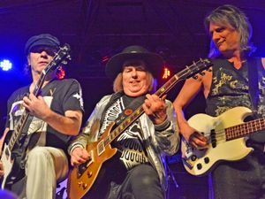Supporting image for story: Slade rock the Robin in hometown gig - with PICTURES