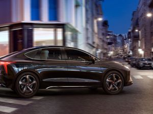 Supporting image for story: The Mobilize Limo is an electric taxi bought through a subscription service