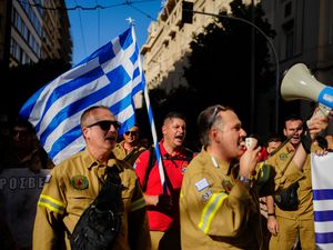 Supporting image for story: Greece hit by general strike amid protest over high cost of living