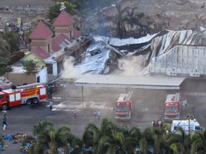 Supporting image for story: Four children among at least 27 dead in fire at amusement park in western India