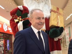 Supporting image for story: Parties make last-ditch attempts to attract votes on eve of election