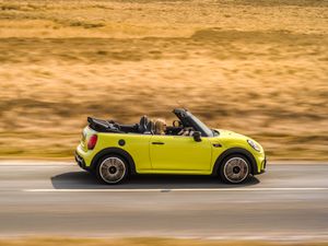 Supporting image for story: Electric Mini Convertible set to arrive in 2025