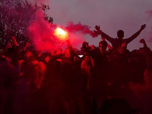 Supporting image for story: Liverpool fans urged to party without pyro ahead of victory parade