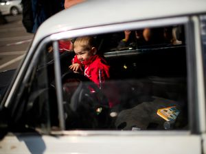 Supporting image for story: People fleeing besieged Mariupol describe weeks of bombardments