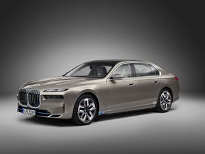 Supporting image for story: New BMW 7 Series revealed alongside electric i7