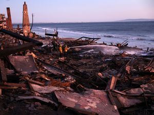 Supporting image for story: Los Angeles wildfire deaths rise to 24 as more fierce winds are forecast