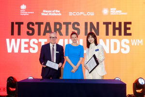 West Midlands Mayor Richard Parker, Consul General Sarah Mann, Ecoflow Global Marketing Officer Jenny Zhang  PIC: West Midlands Growth Company