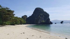 Castaway? A secluded spot on Hong Island, which has several spectacular beaches as well as a hidden lagoon