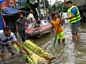 Supporting image for story: Death toll rises to 30 as floods batter India and Bangladesh
