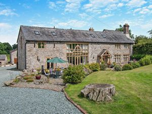 Supporting image for story: Inside the stunning 18th-century barn conversion in rural Shropshire on the market