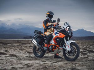 Supporting image for story: KTM revises 1290 Super Adventure R with new colours and extra tech