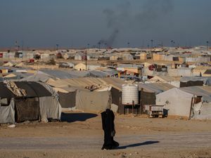 Supporting image for story: Syria and Kurds agree to evacuate families from notorious refugee camp