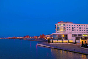 Supporting image for story: Luxury on the waterfront