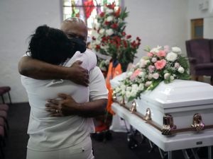 Supporting image for story: Vaccinations ramping up in ‘glimmer of hope’ as US death toll passes 350,000