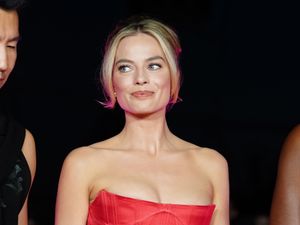 Supporting image for story: Margot Robbie loses voice at her first premiere since US actors’ strike