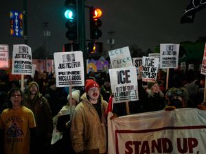 Supporting image for story: Protesters take to the streets in US after shootings in Minneapolis and Portland