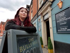 Supporting image for story: Pubs and cafes feel effects as rail strikes steam ahead - but workers support action