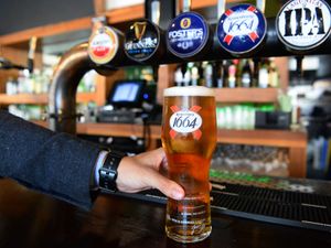 Supporting image for story: Fact check: Number of pubs fell by 6,800 under Conservative governments