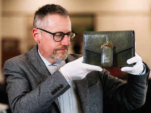 Supporting image for story: Maggie's handbag goes for £7,000 at auction