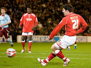 Supporting image for story: Walsall sign striker Jonathan Macken