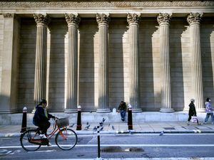 Supporting image for story: Bank to weigh up economy-boosting action as UK on verge of double-dip recession