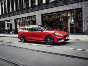 Supporting image for story: New Ford Focus ST revealed in estate form