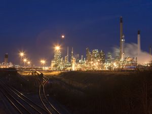 Supporting image for story: Government demands investigation after Lindsey oil refinery owner collapses