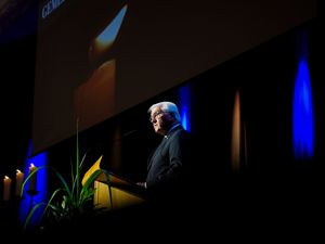 Supporting image for story: Leaders pay tribute to three killed in knife attack at festival in Germany