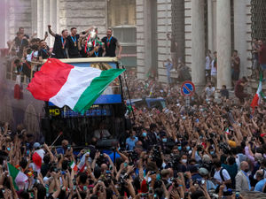 Supporting image for story: How quickly does football fervour turn to hatred?