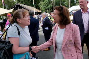 First Minister Eluned Morgan stops to speak to Mid Wales Journal reporter Karen Compton. Image by Andy Compton