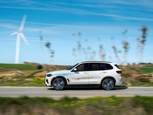 Supporting image for story: BMW to debut hydrogen-powered iX5 SUV in Munich next month