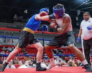 Charles Murray UK (blue vest) v Josiah Brown USA (white vest) 