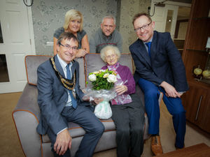 Supporting image for story: Peggy, 92, moves back to home town as first resident of new care home