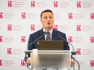 Supporting image for story: Streeting calls for national debate about smoking outside pubs